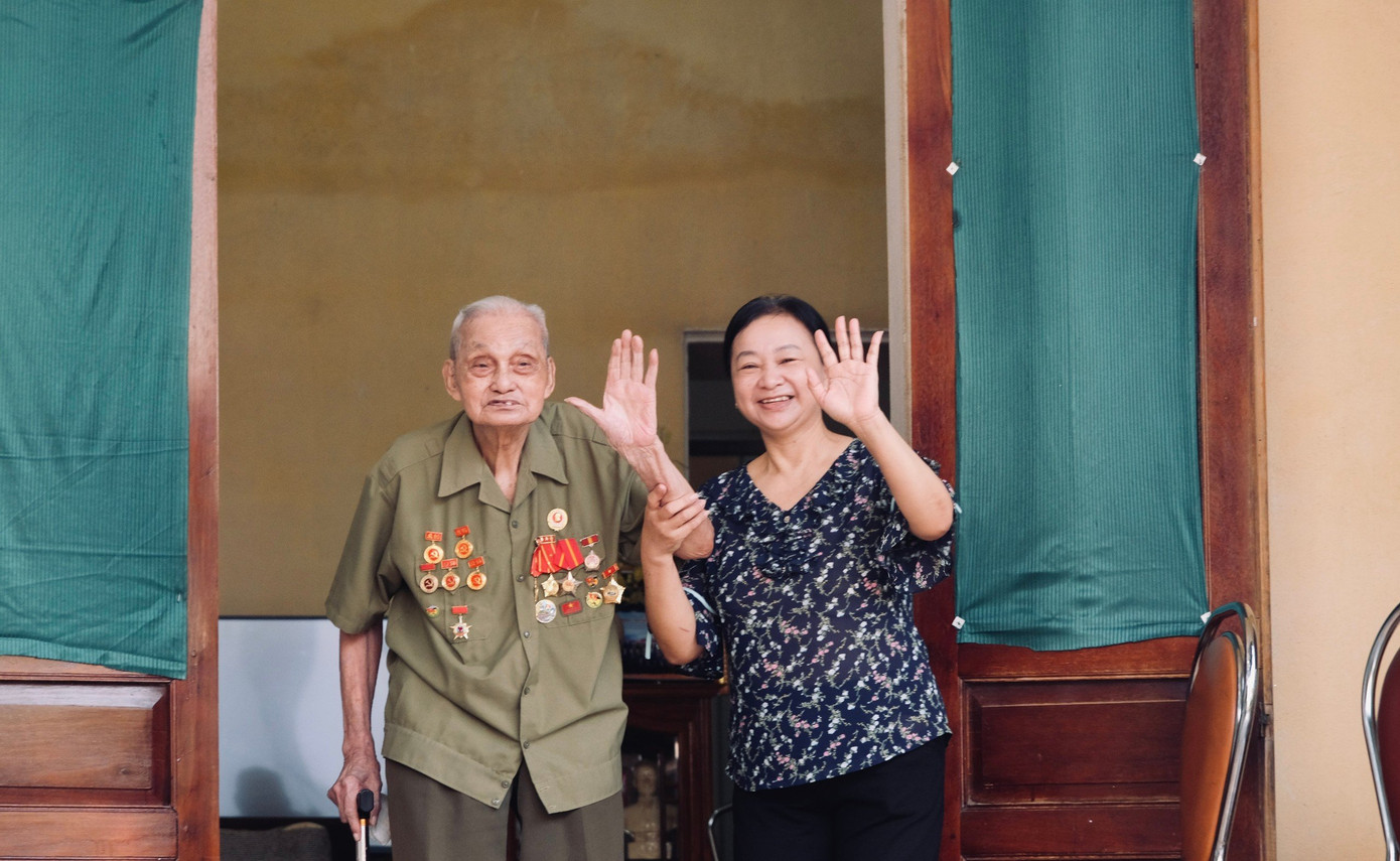 Ông Hoàng Đình Huệ cùng con gái vẫy tay chào đoàn công tác. Ảnh: Châu Linh Ông Hoàng Đình Huệ cùng con gái vẫy tay chào đoàn công tác. Ảnh: Châu Linh