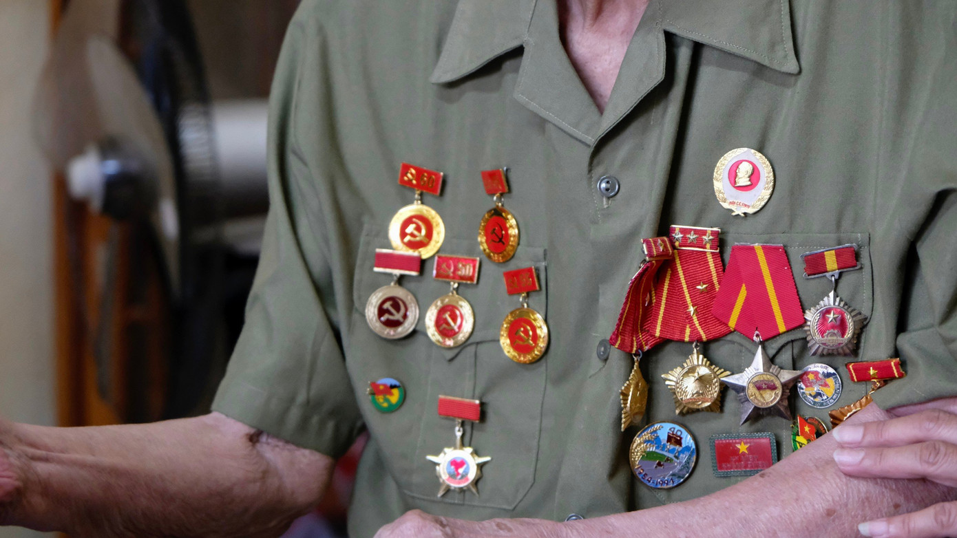 Ông Hoàng Đình Huệ đã nhận Huân chương kháng chiến chống Mỹ hạng Nhất, Nhì, Ba. Ảnh: Châu Linh Ông Hoàng Đình Huệ đã nhận Huân chương kháng chiến chống Mỹ hạng Nhất, Nhì, Ba. Ảnh: Châu Linh