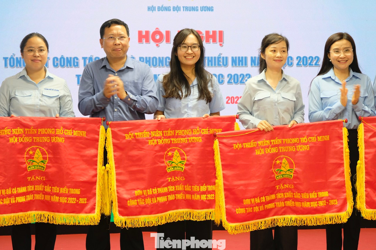 Các cá nhân, tập thể xuất sắc nhận bằng khen của T.Ư Đoàn và Hội đồng Đội T.Ư. Ảnh: Châu Linh