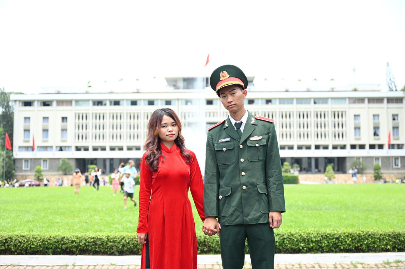 Thủy Tiên cùng bạn trai quen nhau từ một lần bình luận dạo trên Facebook. Dịp này, cặp đôi đã tranh thủ ghi lại khoảnh khắc đáng nhớ trước Dinh Độc Lập. Ảnh: Huy Việt Thủy Tiên cùng bạn trai quen nhau từ một lần bình luận dạo trên Facebook. Dịp này, cặp đôi đã tranh thủ ghi lại khoảnh khắc đáng nhớ trước Dinh Độc Lập. Ảnh: Huy Việt