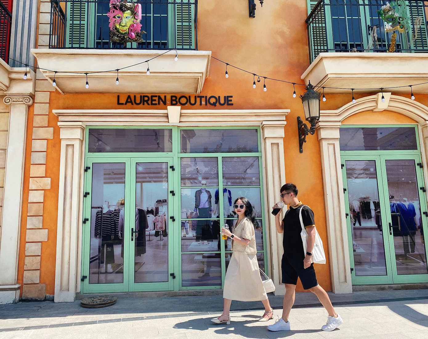 Đan Linh và bạn trai check in tại khu Địa Trung Hải - Nam Phú Quốc. Chi phí cho chuyến đi Phú Quốc 4 ngày 3 đêm của cặp đôi vào khoảng 8 triệu đồng/2 người. Ảnh: NVCC