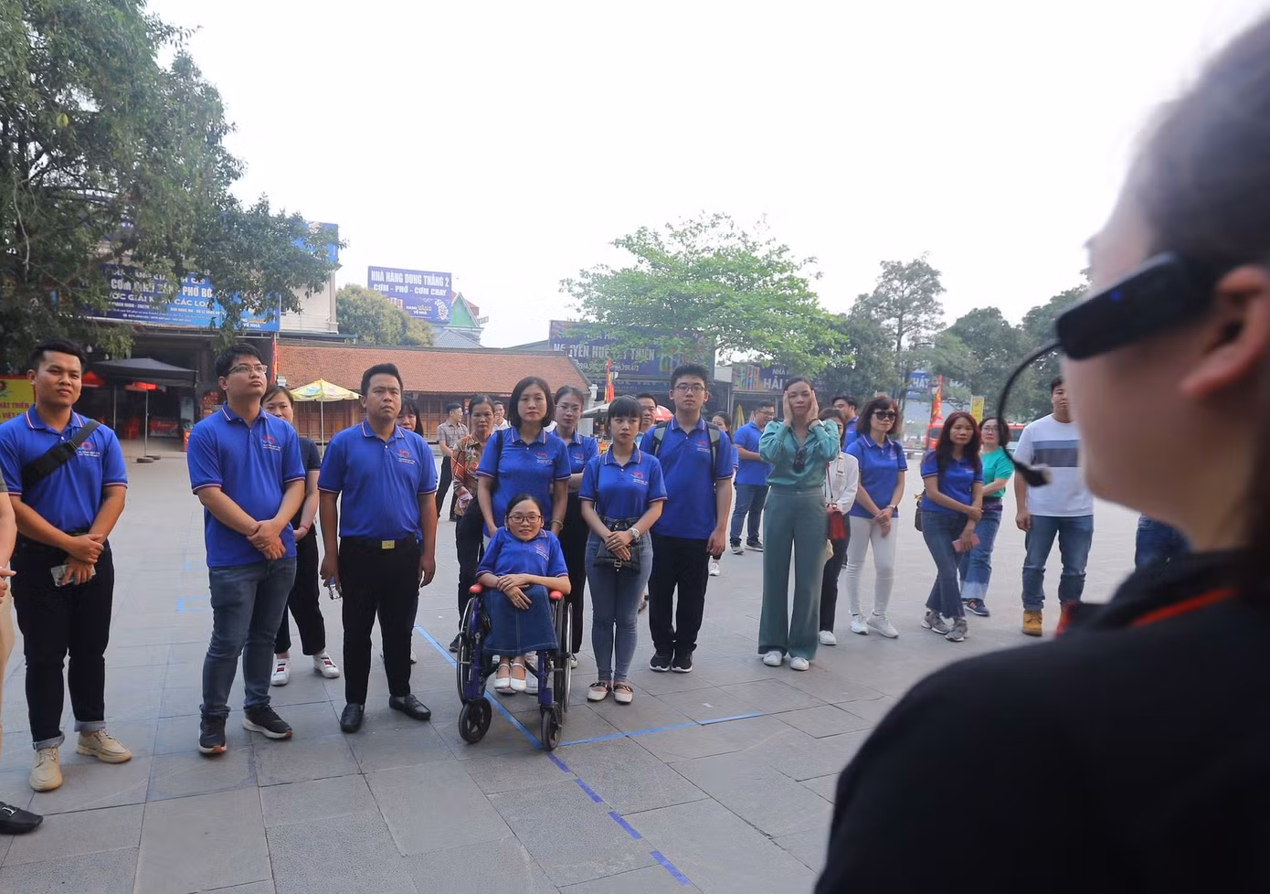 Chủ trì dẫn đoàn đại biểu tham quan khu di tích danh thắng Tây Thiên, có nhà báo Phùng Công Sưởng - Phó Tổng Biên tập báo Tiền Phong, ông Hoàng Văn Lương - Bí thư Đảng ủy Cty Lạc Hồng) cùng ban giám đốc cáp treo Tây Thiên - Phó Tổng Giám đốc công ty Lạc Hồng cùng các gương mặt trẻ Việt Nam tiêu biểu, triển vọng năm 2022.