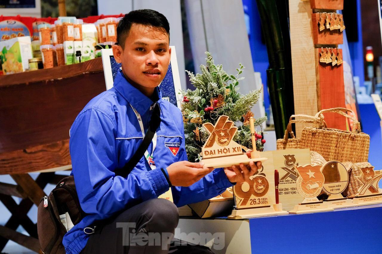 Tham quan dọc các gian hàng, các đại biểu bị thu hút bởi những chiếc móc chìa khóa, quyển sổ… đều có logo Đại hội Đoàn toàn quốc XII được chế tác từ gỗ. Hiện tại, xưởng sản xuất sản phẩm thủ công mỹ nghệ của anh Linh cũng đã tạo việc làm cho 5 thanh niên địa phương với mức thu nhập từ 6 đến 9 triệu đồng. Ảnh: Châu Linh