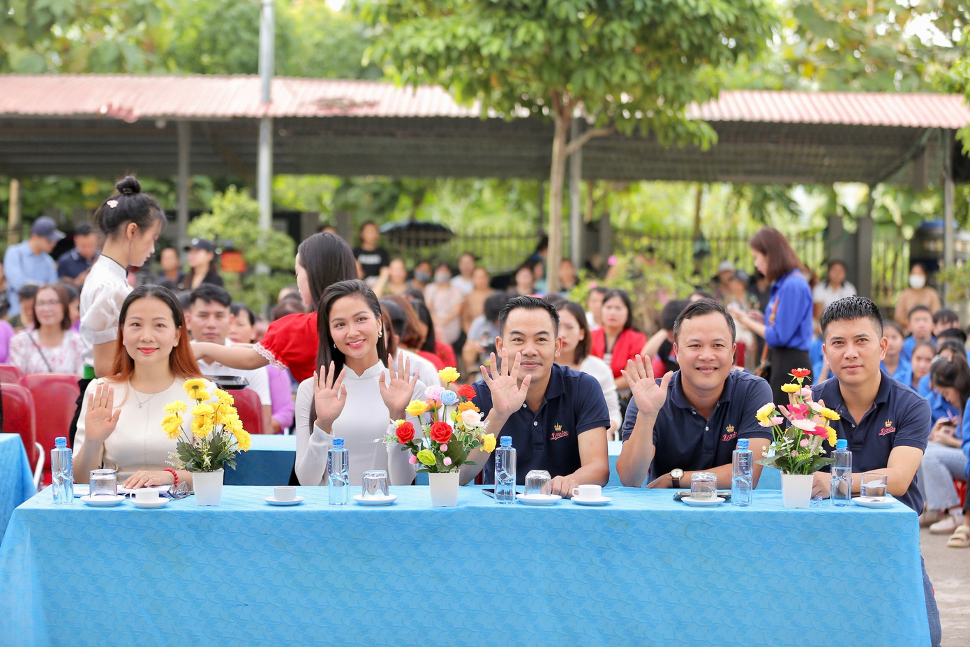 Hoa hậu H'Hen Niê tại chương trình trao laptop tri ân thầy cô tại huyện Phù Yên, tỉnh Sơn La. Hoa hậu H'Hen Niê tại chương trình trao laptop tri ân thầy cô tại huyện Phù Yên, tỉnh Sơn La.