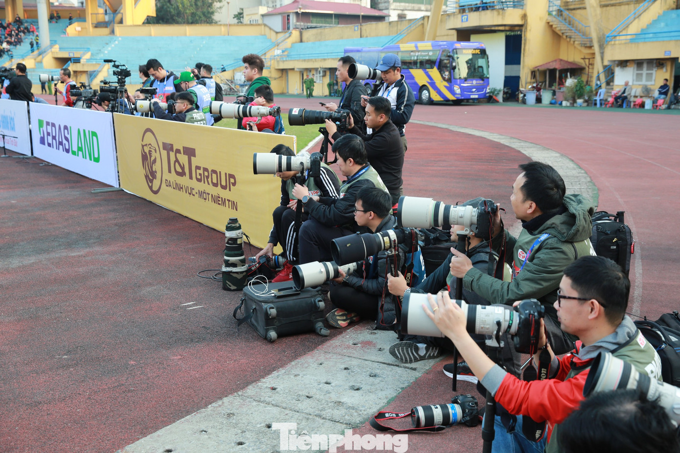 Đông đảo phóng viên đến từ các cơ quan thông tấn báo chí đưa tin cho thấy sức hút truyền thông của trận Siêu cúp.