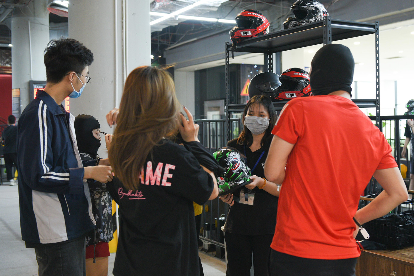 Nhân viên hướng dẫn và trang bị đồ bảo hộ cho người chơi.