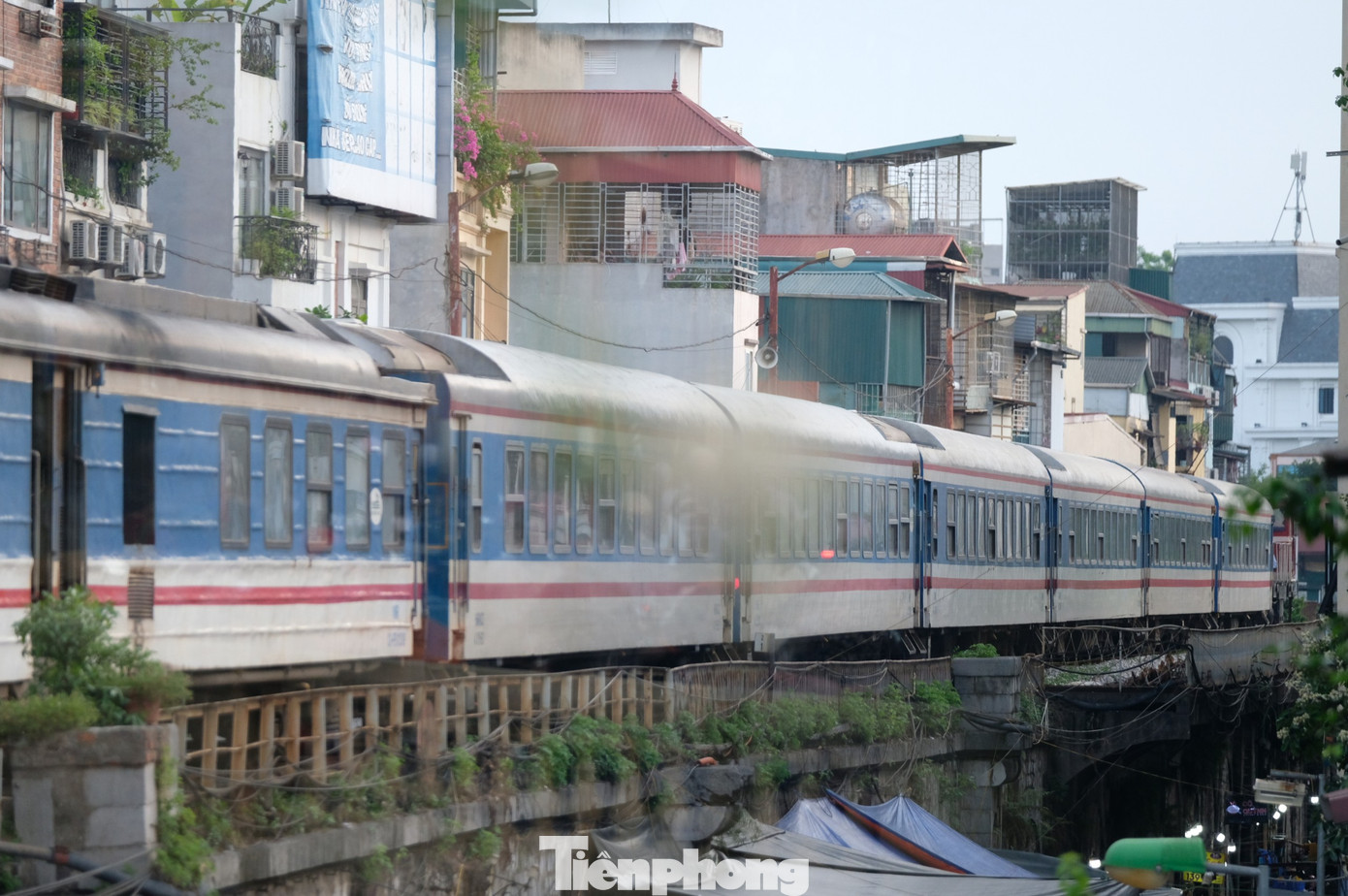 Để đảm bảo an toàn chạy tàu, Chi nhánh Khai thác đường sắt Hà Nội đã tăng cường nhân viên bảo vệ tại vị trí tiếp giáp giữa quán cà phê và đường sắt, nhắc nhở du khách tránh vi phạm quy định về an toàn đường sắt.
