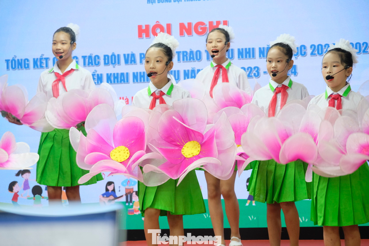 Các tiết mục văn nghệ mở màn hội nghị. Ảnh: Châu Linh