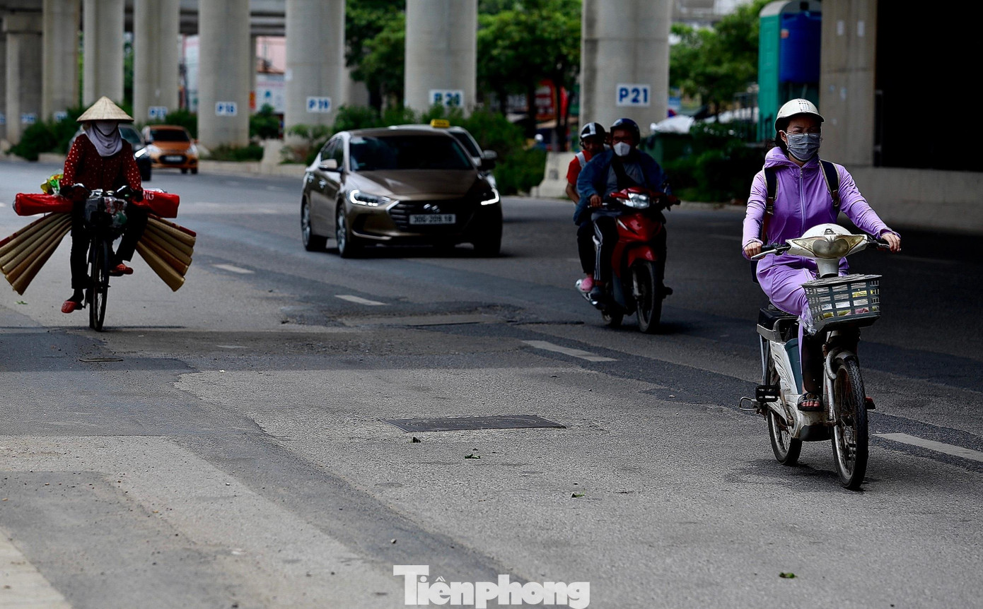 Dự án đường sắt đô thị Hà Nội, tuyến Nhổn - ga Hà Nội được phê duyệt năm 2009, do UBND TP.Hà Nội làm chủ đầu tư. Theo đó, tuyến đường sắt này kéo dài 12,5km với 12 ga, trong đó có 8,5km đi trên cao, 4km đi ngầm. Tuy nhiên, hơn hai năm sau khi được hoàn trả, đoạn quốc lộ 32 dưới chân dự án Nhổn - ga Hà Nội vẫn còn nhiều điểm gồ ghề, vết hằn sâu ngang dọc ảnh hưởng đến các phương tiện giao thông. Dự án đường sắt đô thị Hà Nội, tuyến Nhổn - ga Hà Nội được phê duyệt năm 2009, do UBND TP.Hà Nội làm chủ đầu tư. Theo đó, tuyến đường sắt này kéo dài 12,5km với 12 ga, trong đó có 8,5km đi trên cao, 4km đi ngầm. Tuy nhiên, hơn hai năm sau khi được hoàn trả, đoạn quốc lộ 32 dưới chân dự án Nhổn - ga Hà Nội vẫn còn nhiều điểm gồ ghề, vết hằn sâu ngang dọc ảnh hưởng đến các phương tiện giao thông.