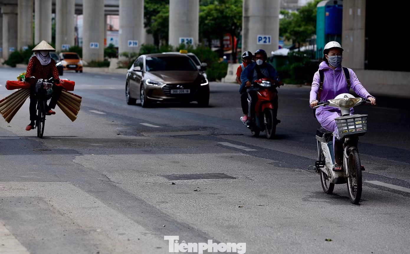 Dự án đường sắt đô thị Hà Nội, tuyến Nhổn - ga Hà Nội được phê duyệt năm 2009, do UBND TP.Hà Nội làm chủ đầu tư. Theo đó, tuyến đường sắt này kéo dài 12,5km với 12 ga, trong đó có 8,5km đi trên cao, 4km đi ngầm. Tuy nhiên, hơn hai năm sau khi được hoàn trả, đoạn quốc lộ 32 dưới chân dự án Nhổn - ga Hà Nội vẫn còn nhiều điểm gồ ghề, vết hằn sâu ngang dọc ảnh hưởng đến các phương tiện giao thông.