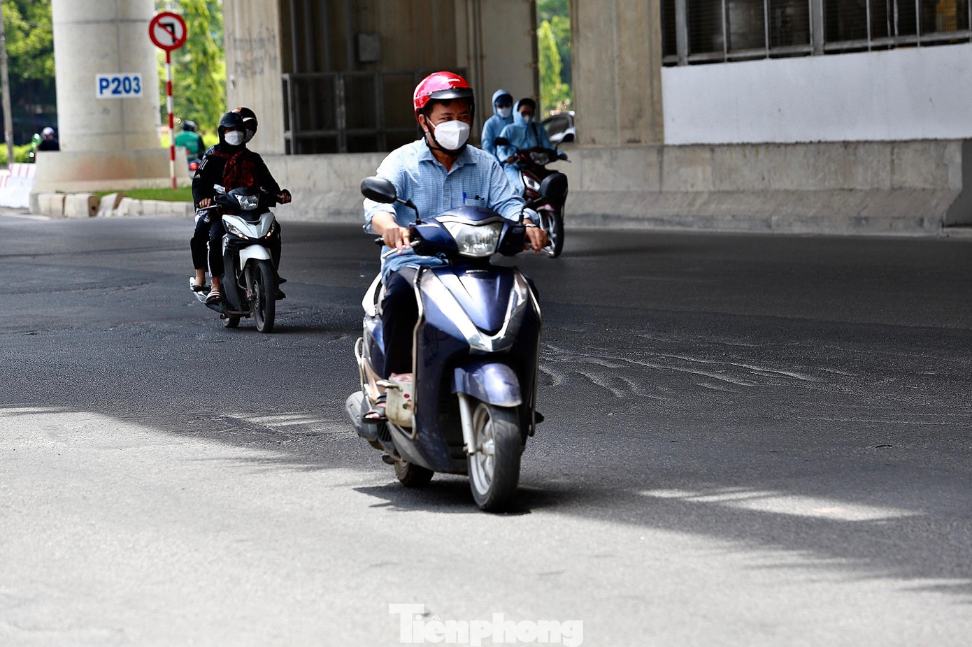 Vết 'cào' hằn ngang dọc trên đoạn đường Cầu Giấy. Vết 'cào' hằn ngang dọc trên đoạn đường Cầu Giấy.