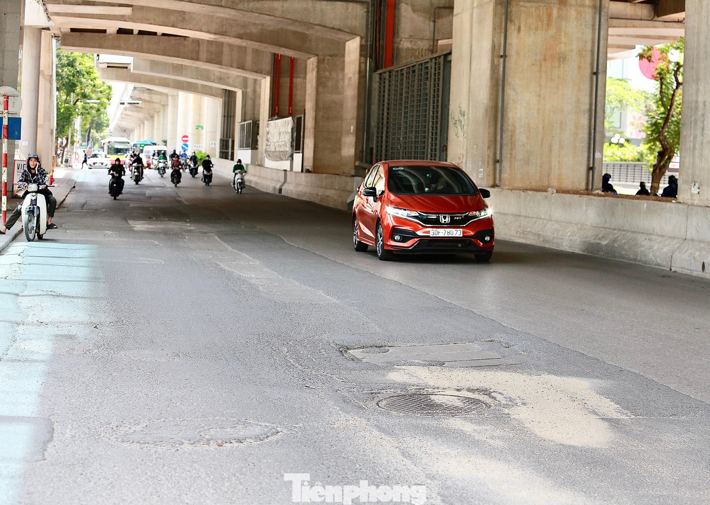 Các phương tiện tham gia giao thông thường tránh, né hố ga lõm, các điểm gồ ghề... trên đoạn đường Cầu Giấy. Các phương tiện tham gia giao thông thường tránh, né hố ga lõm, các điểm gồ ghề... trên đoạn đường Cầu Giấy.