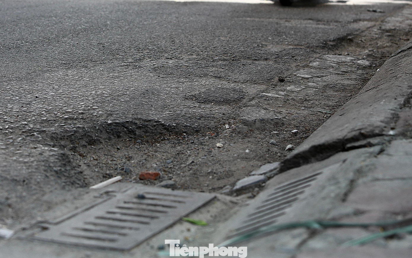 Sau khi đơn vị thi công đã dỡ bỏ rào chắn lòng đường để thi công tuyến đường sắt trên cao Nhổn - ga Hà Nội, đoạn đường khoảng 10 km trở lại thông thoáng nhưng lại phải đối diện với vấn đề khác: đường dưới chân dự án hư hỏng. Sau khi đơn vị thi công đã dỡ bỏ rào chắn lòng đường để thi công tuyến đường sắt trên cao Nhổn - ga Hà Nội, đoạn đường khoảng 10 km trở lại thông thoáng nhưng lại phải đối diện với vấn đề khác: đường dưới chân dự án hư hỏng.