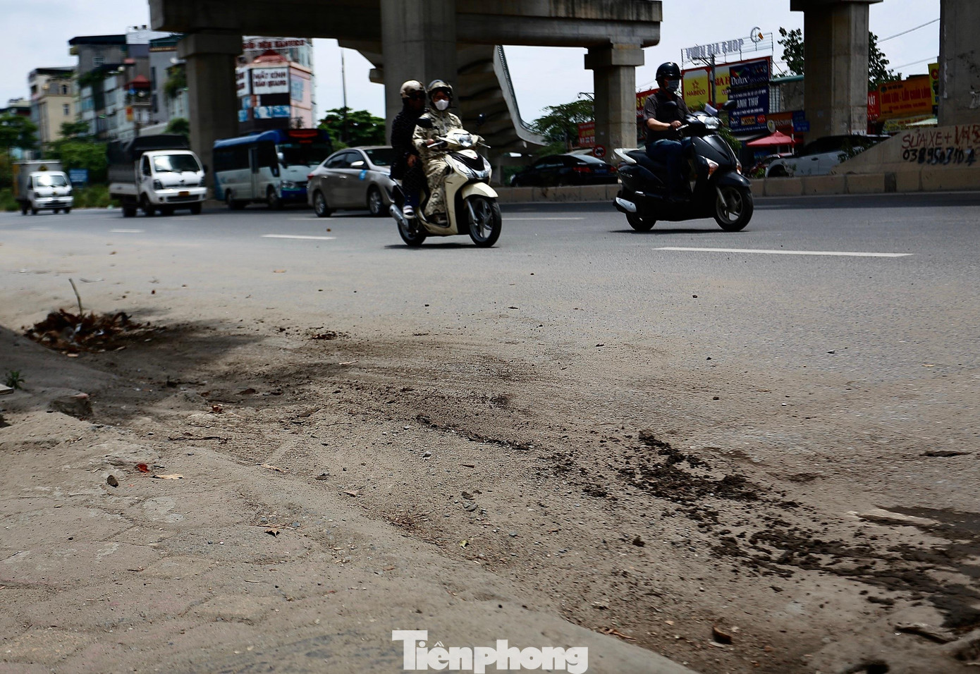 Là cửa ngõ phía Tây dẫn vào trung tâm Hà Nội, hàng ngày quốc lộ 32, đoạn từ Nhổn tới Cầu Giấy có lưu lượng phương tiện lớn. Vì vậy, đường dưới ga Nhổn-Hà Nội hư hỏng khiến cho việc di chuyển của người đi đường gặp nhiều khó khăn và tiềm ẩn nguy cơ tai nạn giao thông bất thường. Là cửa ngõ phía Tây dẫn vào trung tâm Hà Nội, hàng ngày quốc lộ 32, đoạn từ Nhổn tới Cầu Giấy có lưu lượng phương tiện lớn. Vì vậy, đường dưới ga Nhổn-Hà Nội hư hỏng khiến cho việc di chuyển của người đi đường gặp nhiều khó khăn và tiềm ẩn nguy cơ tai nạn giao thông bất thường.