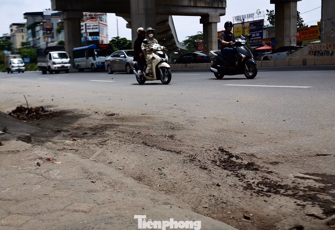 Là cửa ngõ phía Tây dẫn vào trung tâm Hà Nội, hàng ngày quốc lộ 32, đoạn từ Nhổn tới Cầu Giấy có lưu lượng phương tiện lớn. Vì vậy, đường dưới ga Nhổn-Hà Nội hư hỏng khiến cho việc di chuyển của người đi đường gặp nhiều khó khăn và tiềm ẩn nguy cơ tai nạn giao thông bất thường.