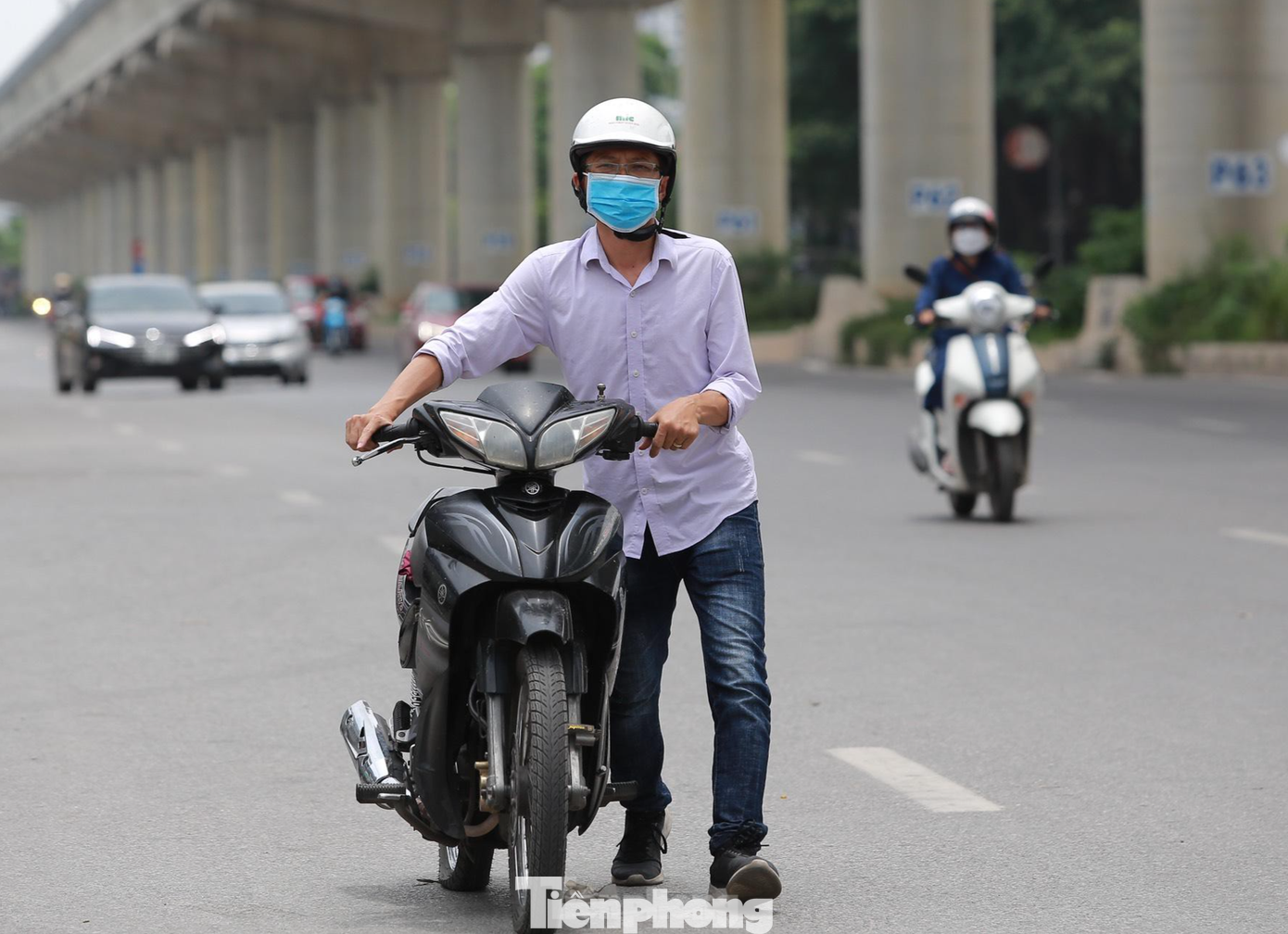 Người đi đường khổ sở sau khi xe bị bục lốp dưới trời thời tiết nắng nóng đỉnh điểm. Người đi đường khổ sở sau khi xe bị bục lốp dưới trời thời tiết nắng nóng đỉnh điểm.