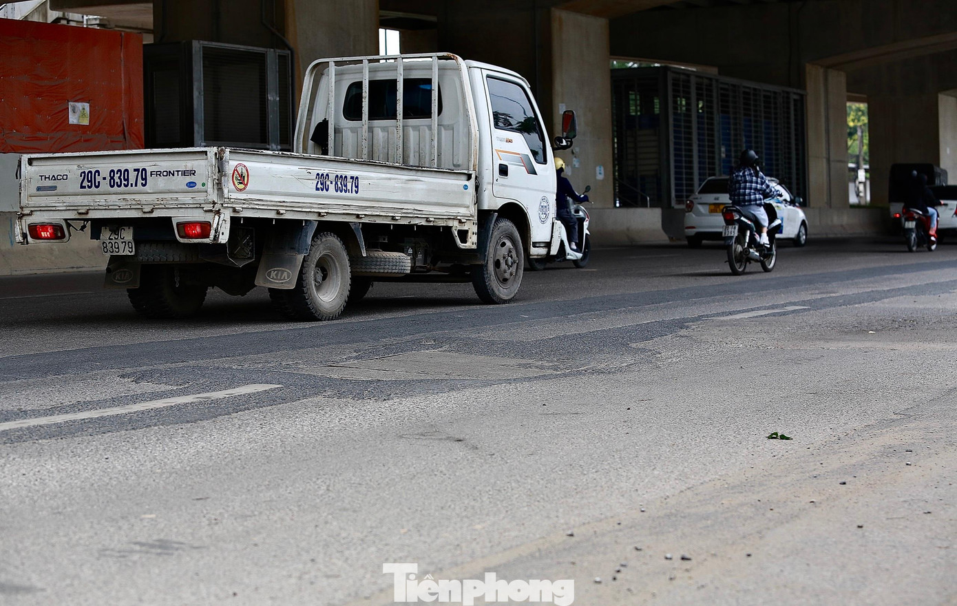 Theo ghi nhận của PV, đường Cầu Diễn, Hồ Tùng Mậu, Xuân Thủy, Cầu Giấy... là những đoạn đường có mặt đường gồ ghề, hố ga lõm xuống, các vết hằn sâu chạy ngang dọc, không có vạch kẻ phân làn khiến xe máy, ô tô chạy lộn xộn. Theo ghi nhận của PV, đường Cầu Diễn, Hồ Tùng Mậu, Xuân Thủy, Cầu Giấy... là những đoạn đường có mặt đường gồ ghề, hố ga lõm xuống, các vết hằn sâu chạy ngang dọc, không có vạch kẻ phân làn khiến xe máy, ô tô chạy lộn xộn.