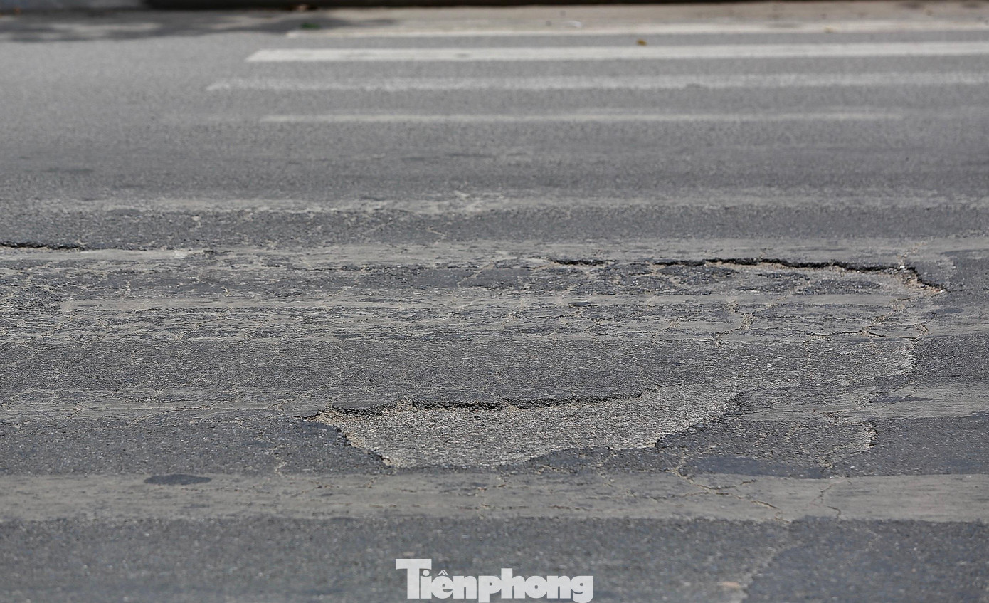 Cảnh đường nham nhở này xuất hiện dọc trên các con đường dưới chân dự án ga Nhổn-Hà Nội. Cảnh đường nham nhở này xuất hiện dọc trên các con đường dưới chân dự án ga Nhổn-Hà Nội.