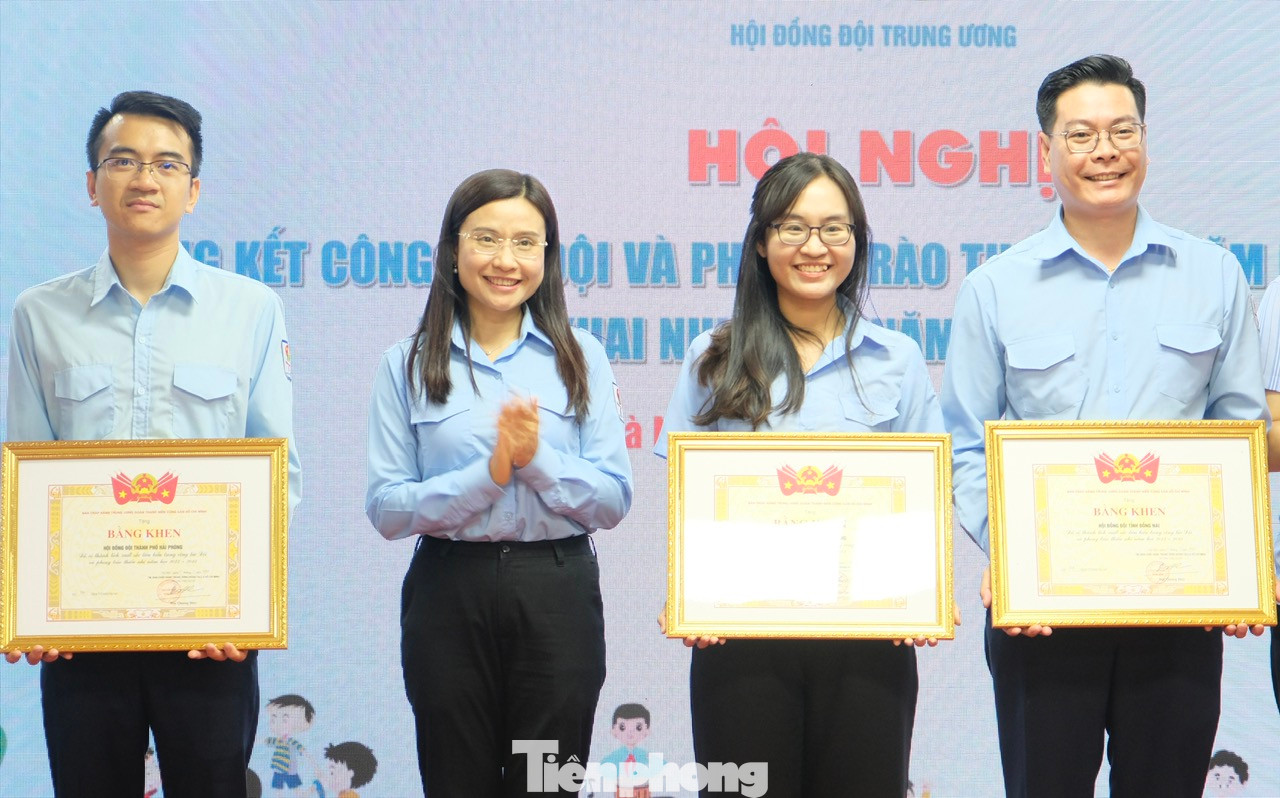 Các cá nhân, tập thể xuất sắc nhận bằng khen của T.Ư Đoàn và Hội đồng Đội T.Ư. Ảnh: Châu Linh