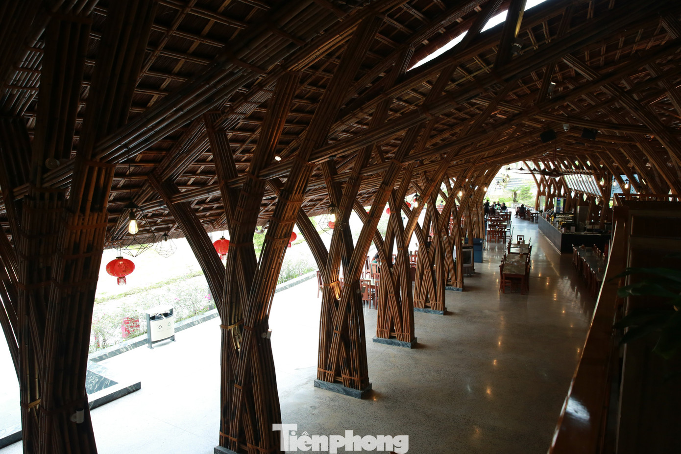 Sự kết hợp giữa kiến trúc độc đáo và nguyên liệu truyền thống đã tạo nên bản sắc riêng của nhà tre Tabamboo.