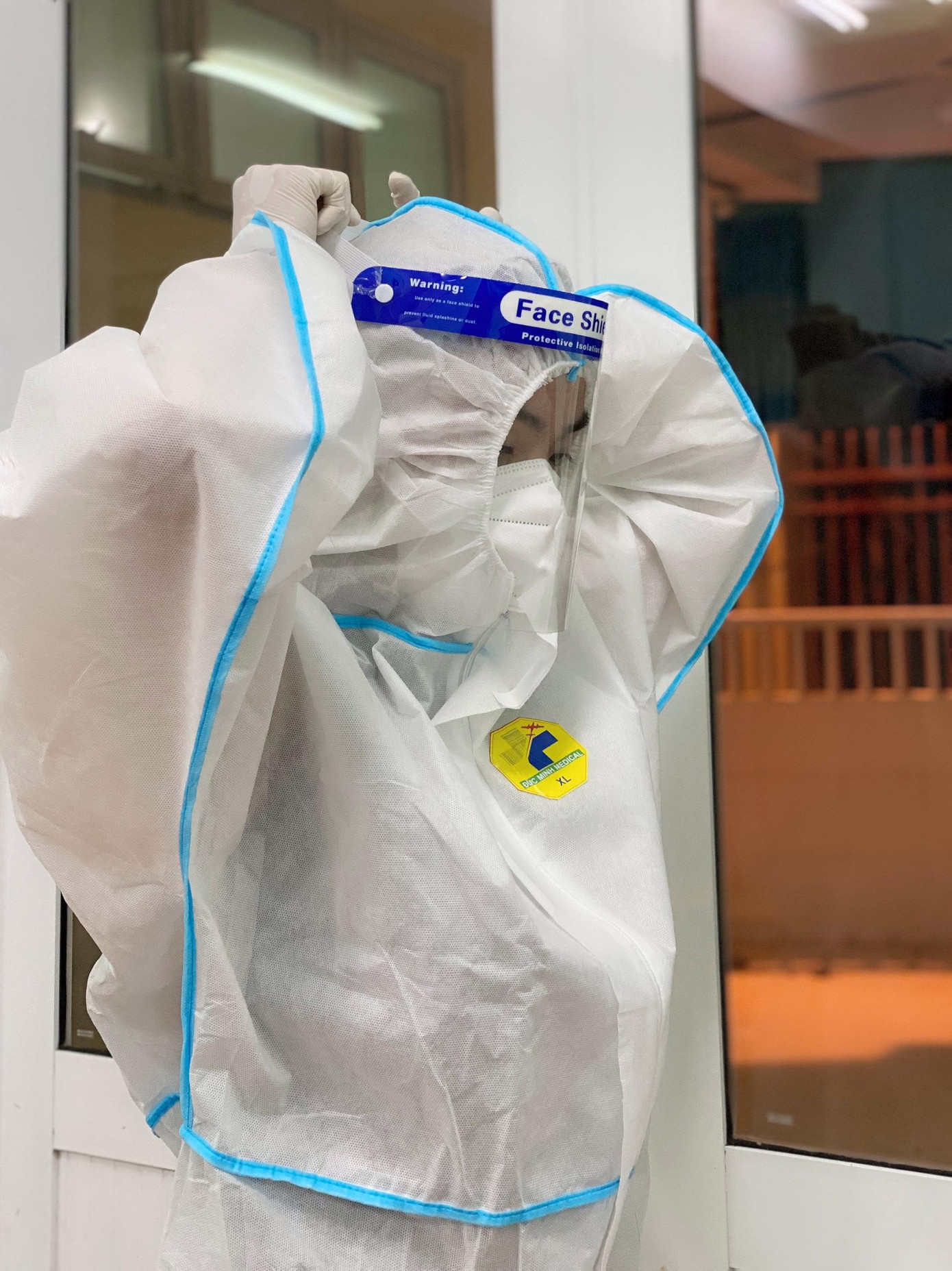 Trần Mạnh Hùng "sốc" khi lần đầu mặc đồ bảo hộ. Trần Mạnh Hùng "sốc" khi lần đầu mặc đồ bảo hộ.