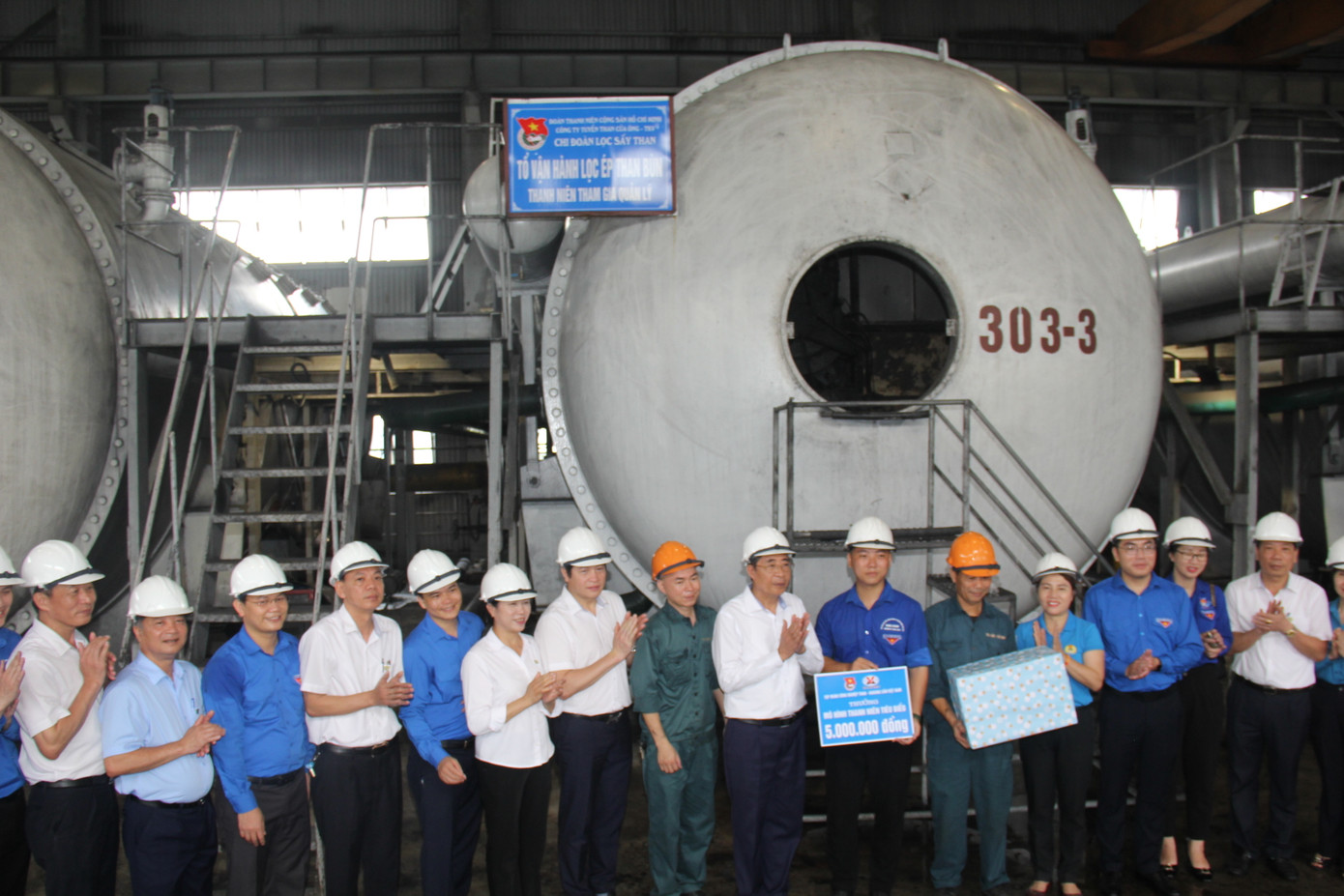 Tặng quà, động viên mô hình thanh niên tham gia quản lý “Tổ vận hành nhà máy lọc ép than bùn” của ĐTN Tuyển than Cửa Ông