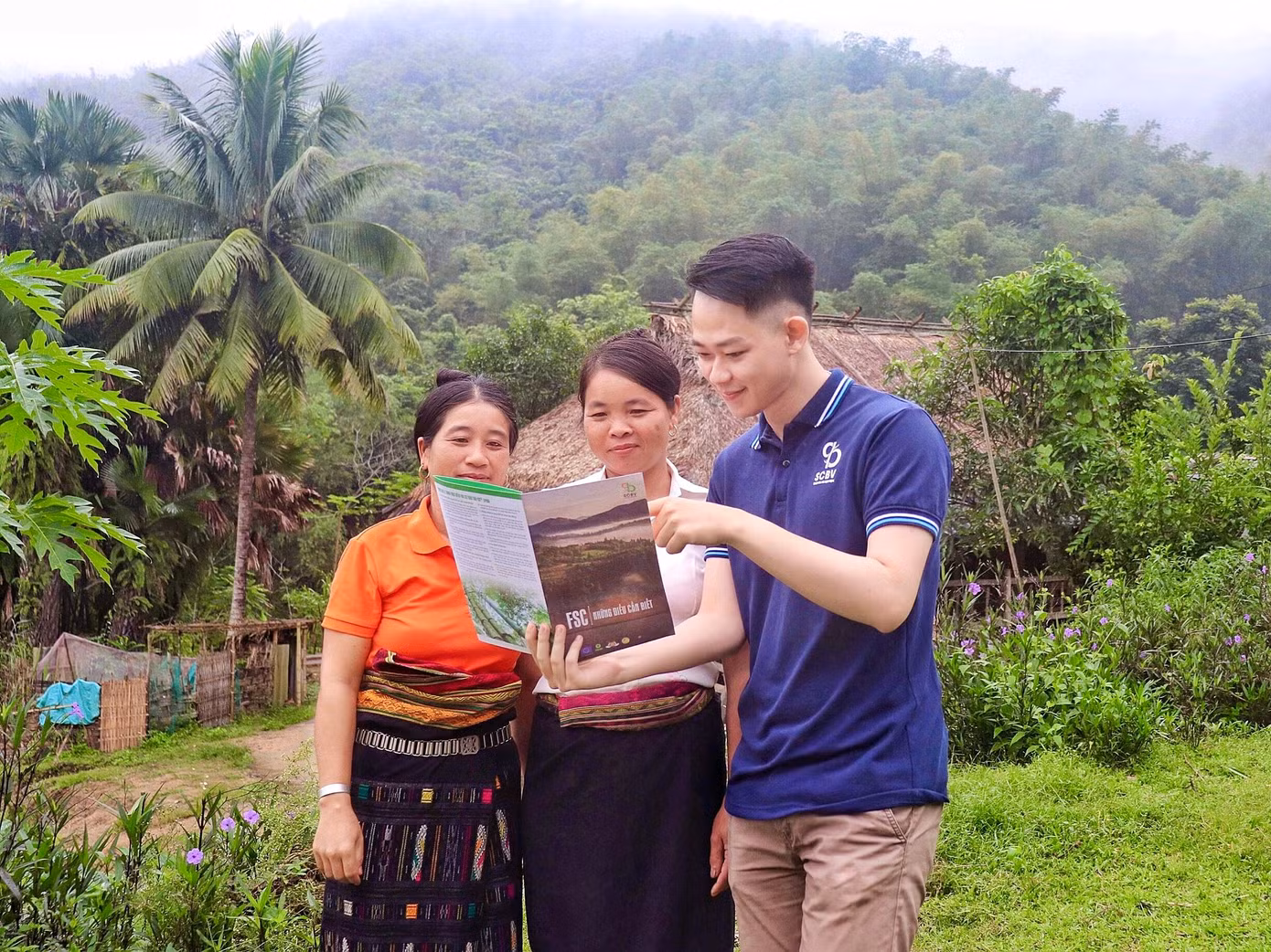 Dũng trò chuyện với người dân tộc Thái tại Quan Sơn, Thanh Hóa về phát triển rừng bền vững.