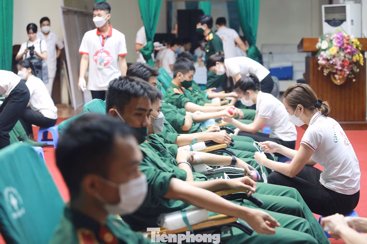 Điều kiện đủ để các học viên có thể đăng ký hiến máu là ≥ 42 kg với nữ và ≥ 45kg với nam; huyết sắc tố ≥ 120 g/l; không bị nhiễm các bệnh lây nhiễm qua đường truyền máu khác (vi rút viêm gan B, vi rút viêm gan C, giang mai…)... Điều kiện đủ để các học viên có thể đăng ký hiến máu là ≥ 42 kg với nữ và ≥ 45kg với nam; huyết sắc tố ≥ 120 g/l; không bị nhiễm các bệnh lây nhiễm qua đường truyền máu khác (vi rút viêm gan B, vi rút viêm gan C, giang mai…)...