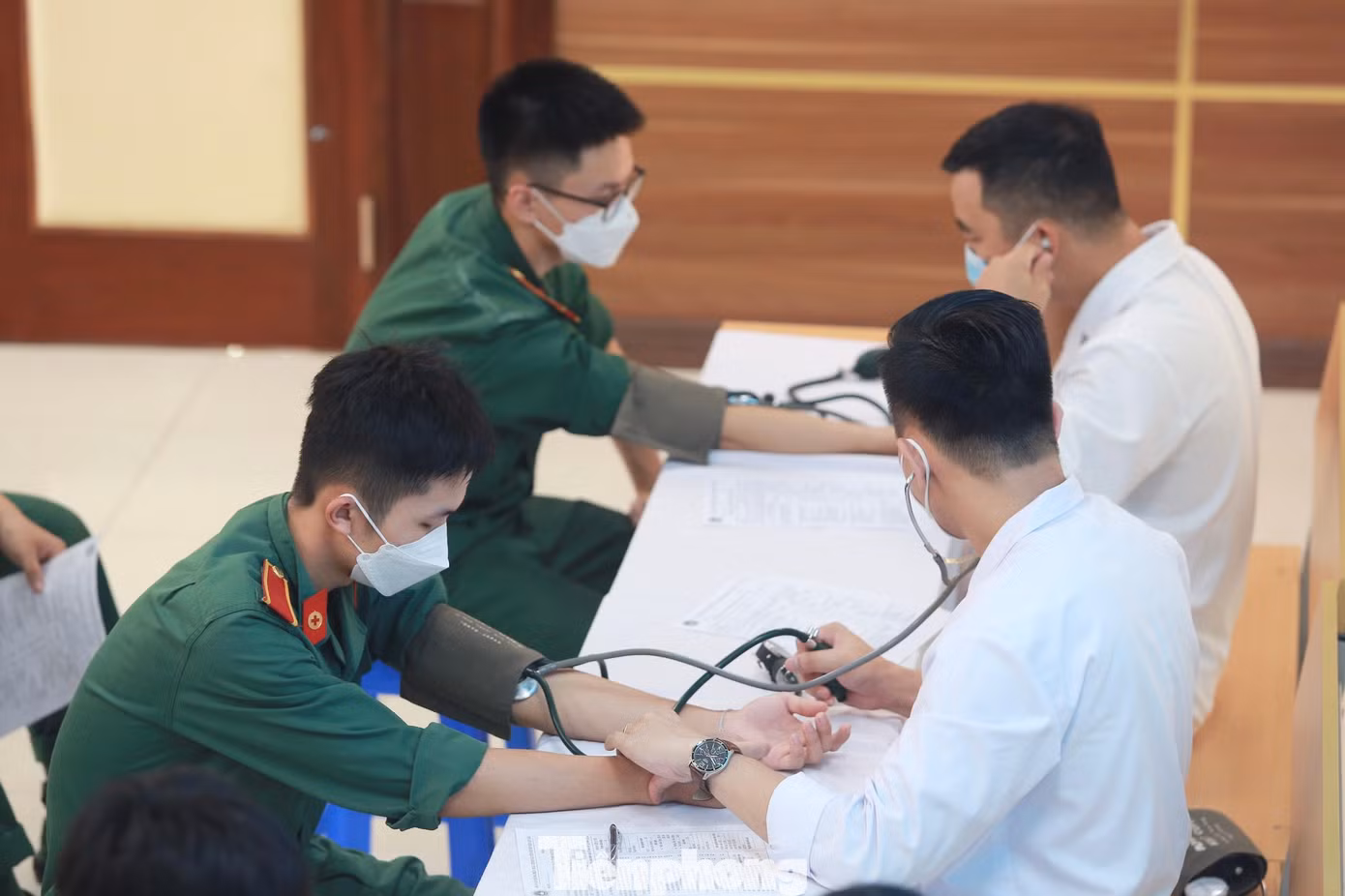 Khám sức khỏe sơ bộ, đo huyết áp trước khi hiến máu. Khám sức khỏe sơ bộ, đo huyết áp trước khi hiến máu.
