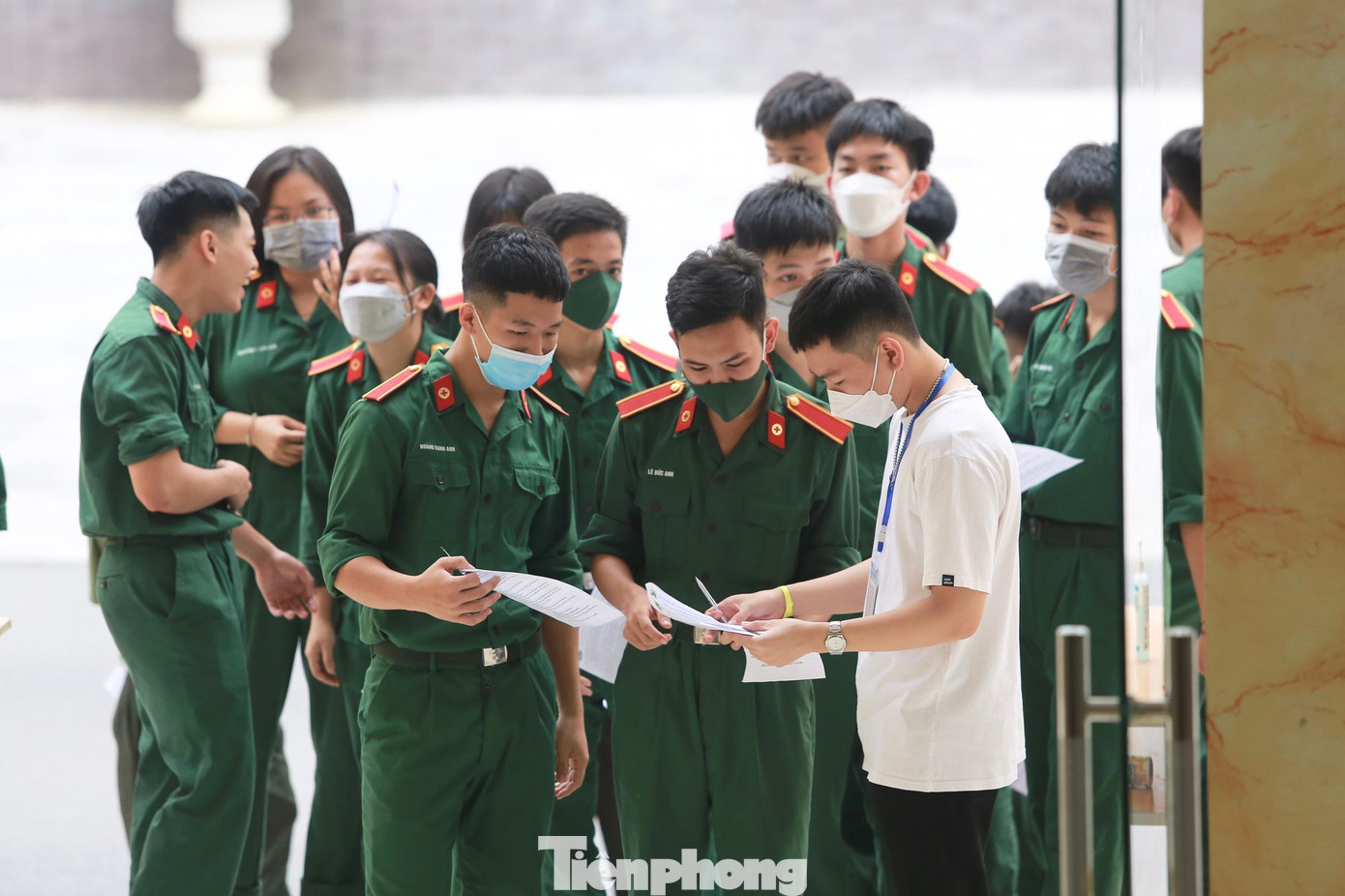 Các bạn đoàn viên thanh niên Học viện đang xếp hàng, nhận giấy đăng ký, hướng dẫn tham gia các quy trình hiến máu. Các bạn đoàn viên thanh niên Học viện đang xếp hàng, nhận giấy đăng ký, hướng dẫn tham gia các quy trình hiến máu.