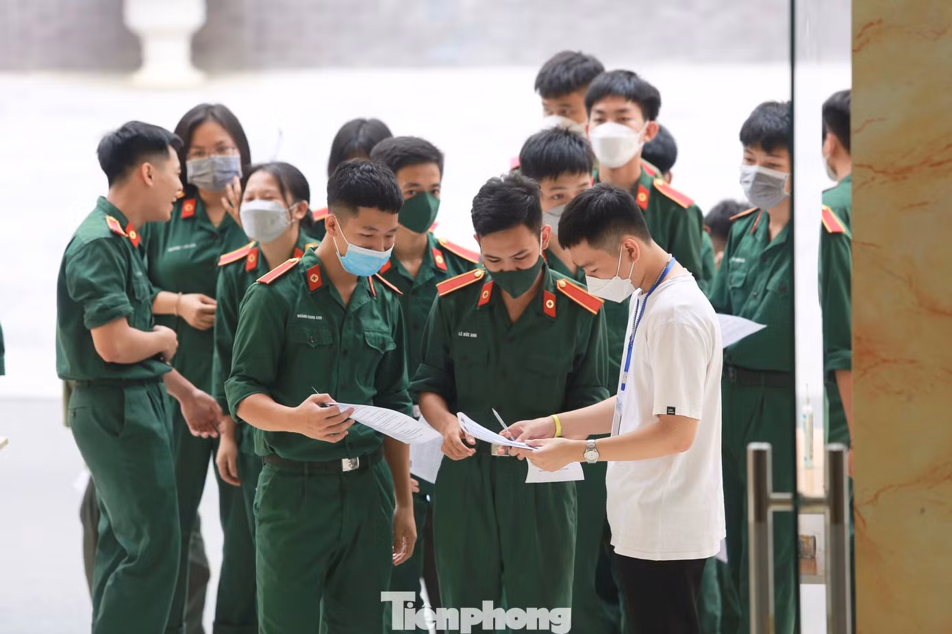 Các bạn đoàn viên thanh niên Học viện đang xếp hàng, nhận giấy đăng ký, hướng dẫn tham gia các quy trình hiến máu. Các bạn đoàn viên thanh niên Học viện đang xếp hàng, nhận giấy đăng ký, hướng dẫn tham gia các quy trình hiến máu.