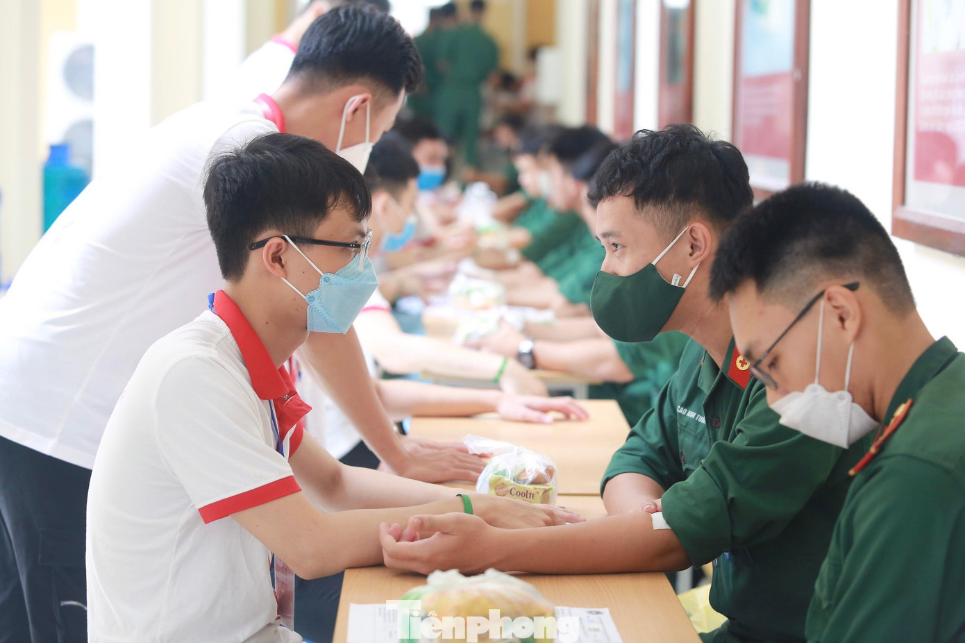 Sau khi hiến máu, học viên sẽ được chăm sóc ăn nhẹ và hỏi han kỹ lưỡng về tình trạng sức khỏe, để ý các biểu hiện mệt mỏi. Sau khi hiến máu, học viên sẽ được chăm sóc ăn nhẹ và hỏi han kỹ lưỡng về tình trạng sức khỏe, để ý các biểu hiện mệt mỏi.