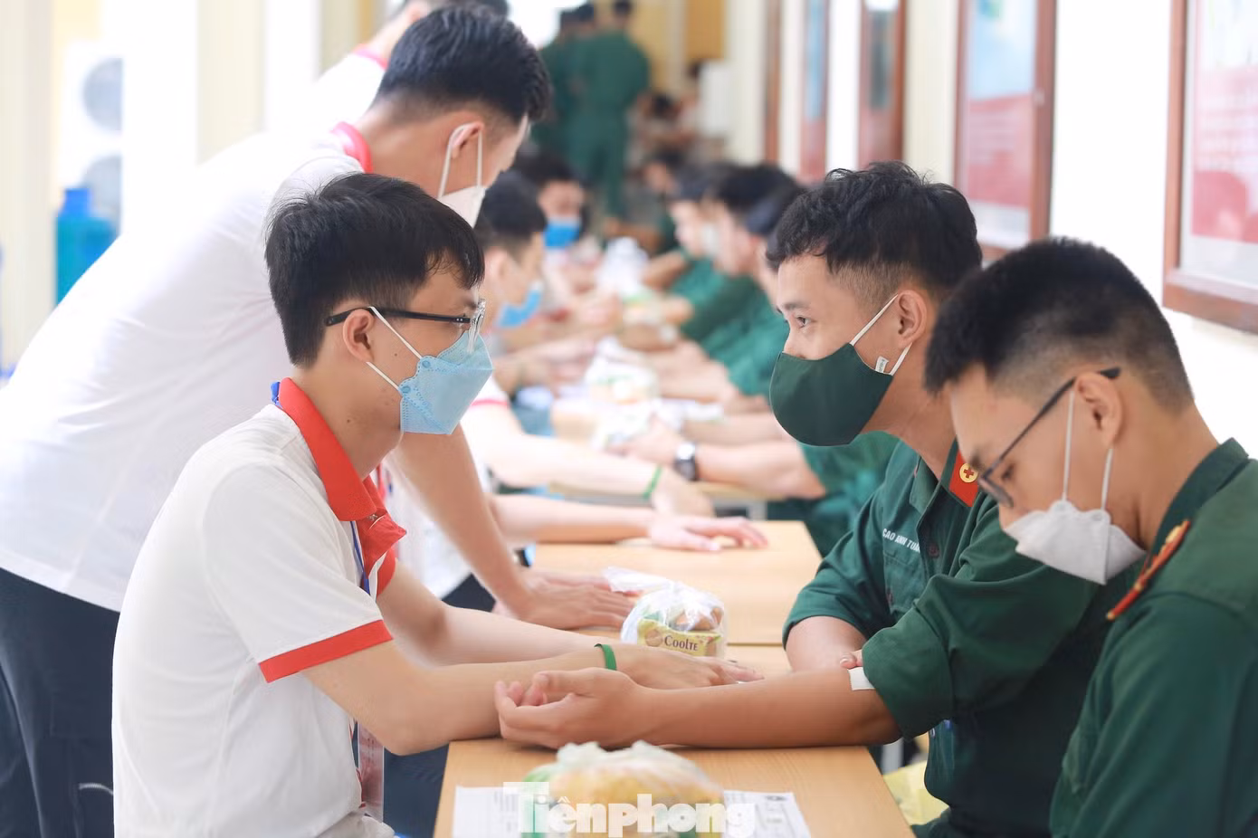 Sau khi hiến máu, học viên sẽ được chăm sóc ăn nhẹ và hỏi han kỹ lưỡng về tình trạng sức khỏe, để ý các biểu hiện mệt mỏi. Sau khi hiến máu, học viên sẽ được chăm sóc ăn nhẹ và hỏi han kỹ lưỡng về tình trạng sức khỏe, để ý các biểu hiện mệt mỏi.