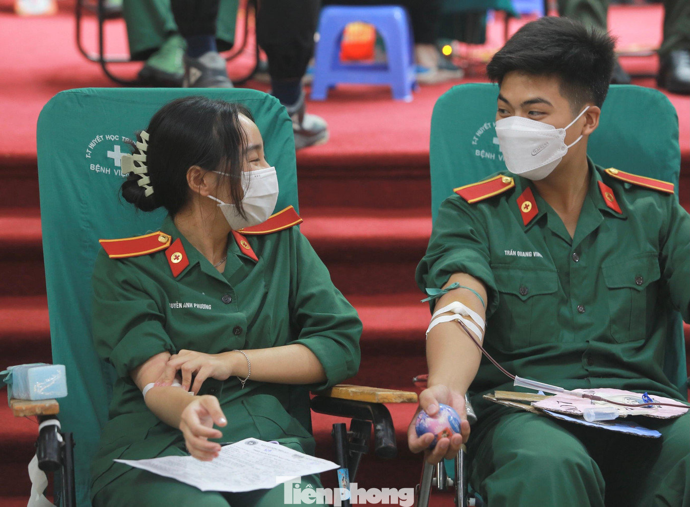 Với tinh thần sôi nổi của đông đảo cán bộ, học viên Học viện Quân y, ngày hội hiến máu đã diễn ra thành công tốt đẹp và thu về gần 500 đơn vị máu. Đây là một con số "biết nói", minh chứng cho tinh thần xung kích, nhiệt huyết của tuổi trẻ Học viện nói riêng và của Đoàn TNCS Hồ Chí Minh nói chung. Với tinh thần sôi nổi của đông đảo cán bộ, học viên Học viện Quân y, ngày hội hiến máu đã diễn ra thành công tốt đẹp và thu về gần 500 đơn vị máu. Đây là một con số "biết nói", minh chứng cho tinh thần xung kích, nhiệt huyết của tuổi trẻ Học viện nói riêng và của Đoàn TNCS Hồ Chí Minh nói chung.