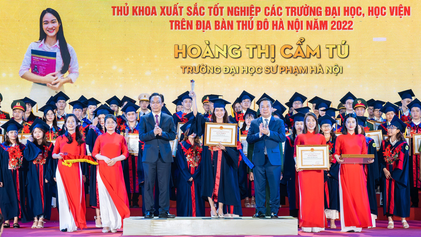 Hoàng Thị Cẩm Tú là thủ khoa đầu ra xuất sắc của Trường Đại học Sư phạm Hà Nội năm 2022. Hoàng Thị Cẩm Tú là thủ khoa đầu ra xuất sắc của Trường Đại học Sư phạm Hà Nội năm 2022.