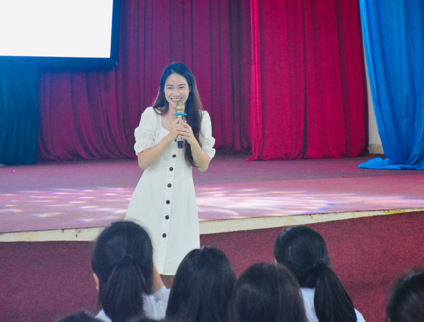 Cẩm Tú năng động, nhiệt huyết tham gia các hoạt động xã hội. Cẩm Tú năng động, nhiệt huyết tham gia các hoạt động xã hội.