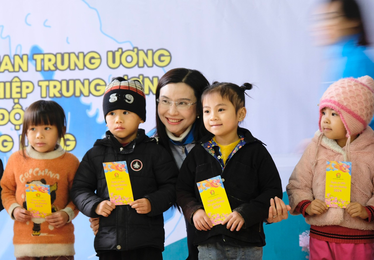 Chị Nguyễn Phạm Duy Trang trao quà cho các em thiếu nhi tại Làng Thanh niên lập nghiệp Minh Tân. Ảnh: Châu Linh