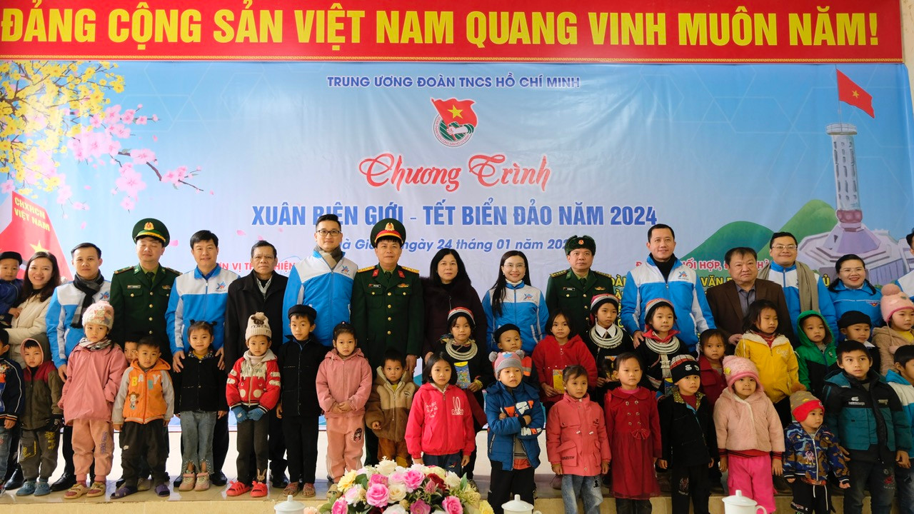 Chị Nguyễn Phạm Duy Trang cùng đoàn công tác chụp ảnh lưu niệm tại Làng Thanh niên lập nghiệp Minh Tân. Ảnh: Châu Linh