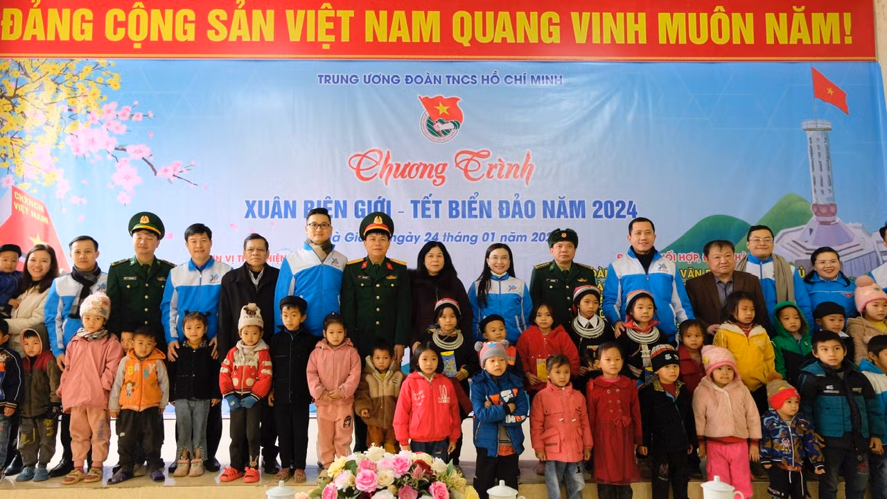 Chị Nguyễn Phạm Duy Trang cùng đoàn công tác chụp ảnh lưu niệm tại Làng Thanh niên lập nghiệp Minh Tân. Ảnh: Châu Linh