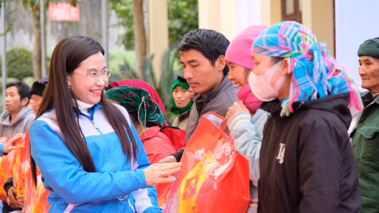 Chị Nguyễn Phạm Duy Trang trao quà cho các hộ dân có hoàn cảnh khó khăn trên địa bàn. Ảnh: Châu Linh