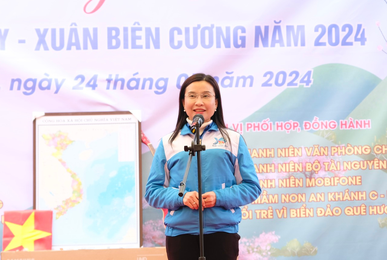 Chị Nguyễn Phạm Duy Trang chia sẻ tại chương trình được tổ chức ở Đồn Biên phòng Tùng Vài (huyện Quản Bạ). Ảnh: Châu Linh