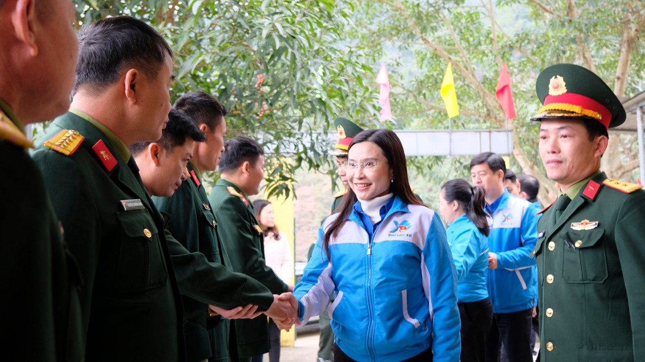 Chị Nguyễn Phạm Duy Trang thăm, tặng quà Đội sản xuất và xây dựng cơ sở chính trị số 9 - Đoàn kinh tế Quốc phòng 313. Ảnh: Châu Linh