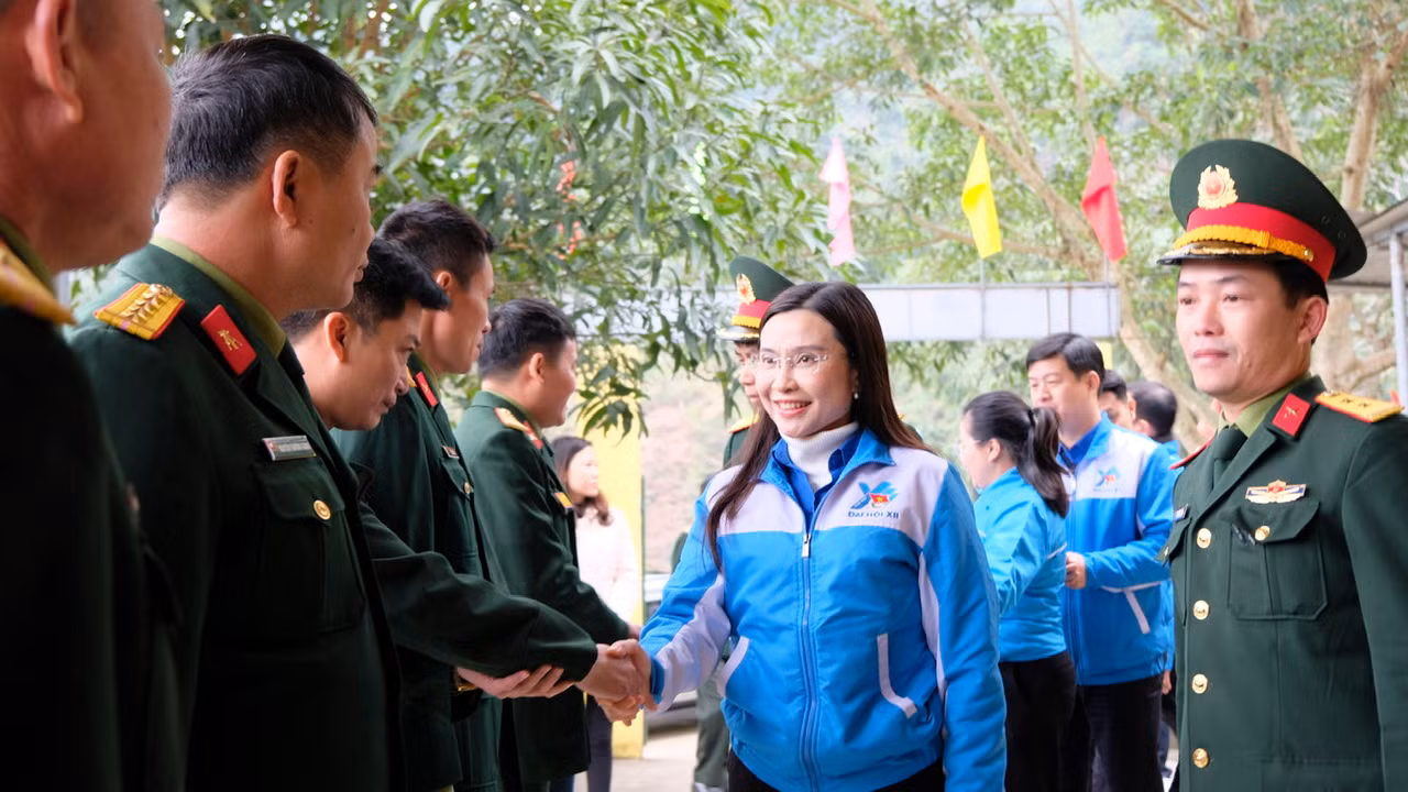 Chị Nguyễn Phạm Duy Trang thăm, tặng quà Đội sản xuất và xây dựng cơ sở chính trị số 9 - Đoàn kinh tế Quốc phòng 313. Ảnh: Châu Linh