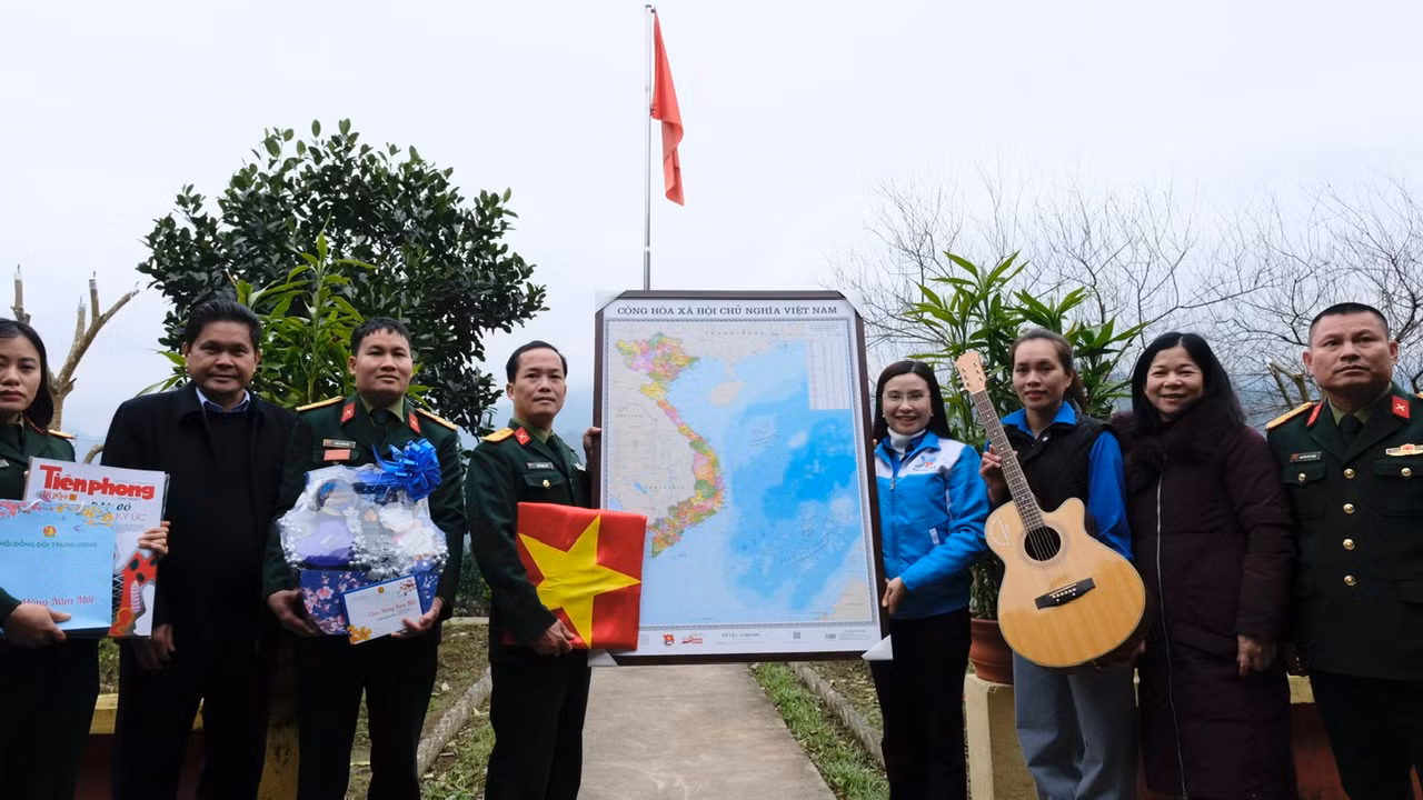 Chị Nguyễn Phạm Duy Trang thăm, tặng quà Đội sản xuất và xây dựng cơ sở chính trị số 9 - Đoàn kinh tế Quốc phòng 313. Ảnh: Châu Linh