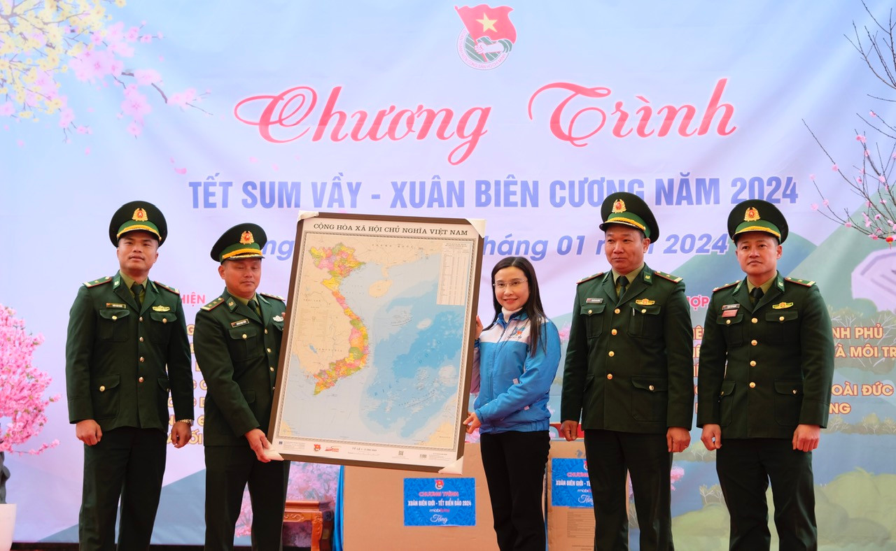 Chị Nguyễn Phạm Duy Trang trao quà cho cán bộ, chiến sĩ Đồn Biên phòng và Công an xã Tùng Vài (huyện Quản Bạ). Ảnh: Châu Linh