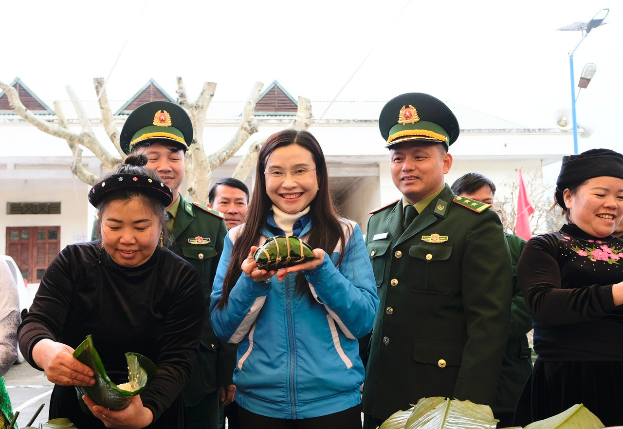 Chị Nguyễn Phạm Duy Trang tham gia gói bánh chưng cùng bà con, cán bộ, chiến sĩ tại Đồn Biên phòng Tùng Vài (huyện Quản Bạ). Ảnh: Châu Linh