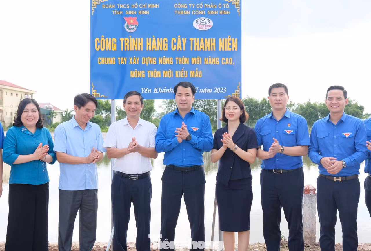 Thực hiện công trình Hàng cây thanh niên trong chuỗi hoạt động hưởng ứng Ngày cao điểm Tình nguyện chung tay xây dựng nông thôn mới và Ngày Chủ nhật xanh. Ảnh: C.Linh