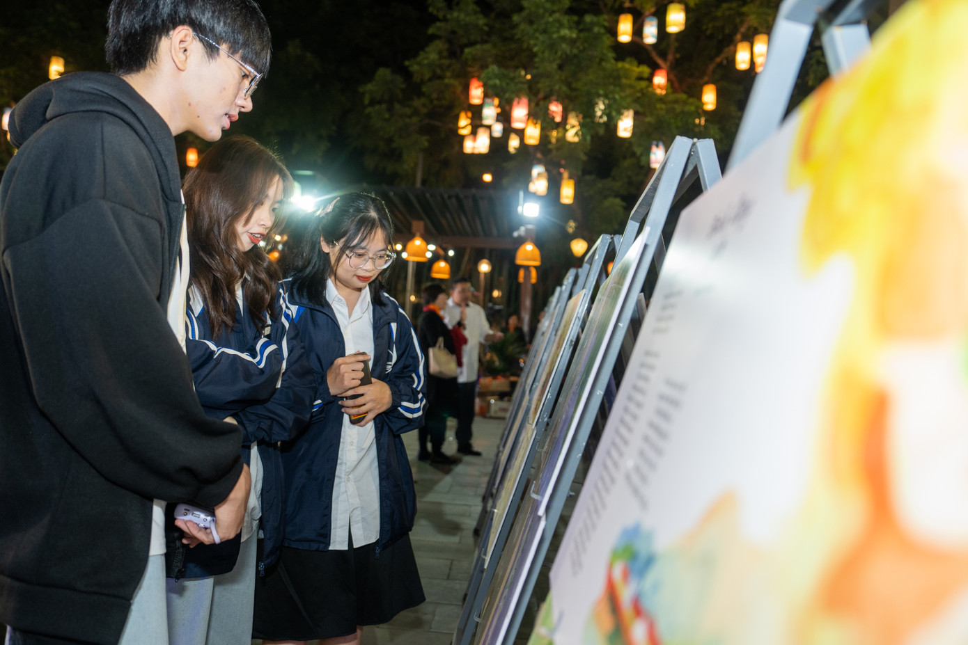 Triển lãm đã thu hút nhiều bạn trẻ và người dân tham quan.