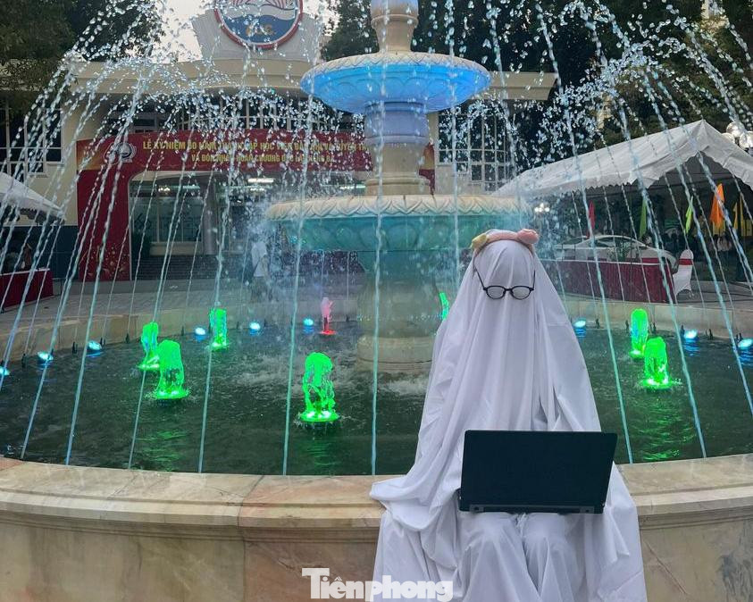 "Khi đang chạy deadline nhưng vẫn không quên hóa trang đu trend", một sinh viên của Học viện Báo chí và Tuyên truyền hài hước chia sẻ.