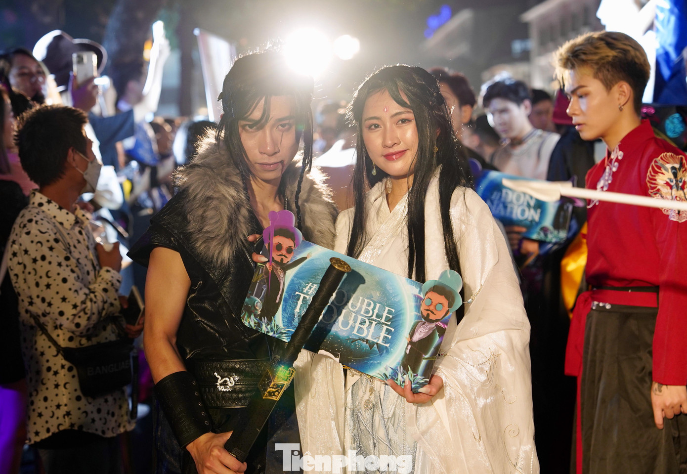 Bạn Thục Trinh (SN 1998, ở Hà Nội) háo hức nói: "Năm nay, mình tận dụng hết đồ trang điểm cá nhân để hóa trang khuôn mặt, mua thêm phụ kiện, trang phục để "biến" thành một người khác. Tuy nhiên, khi đến với lễ hội hóa trang, mình ngỡ ngàng và có phần sợ khi bị nhiều người "dọa" bằng màn hóa trang kinh dị".